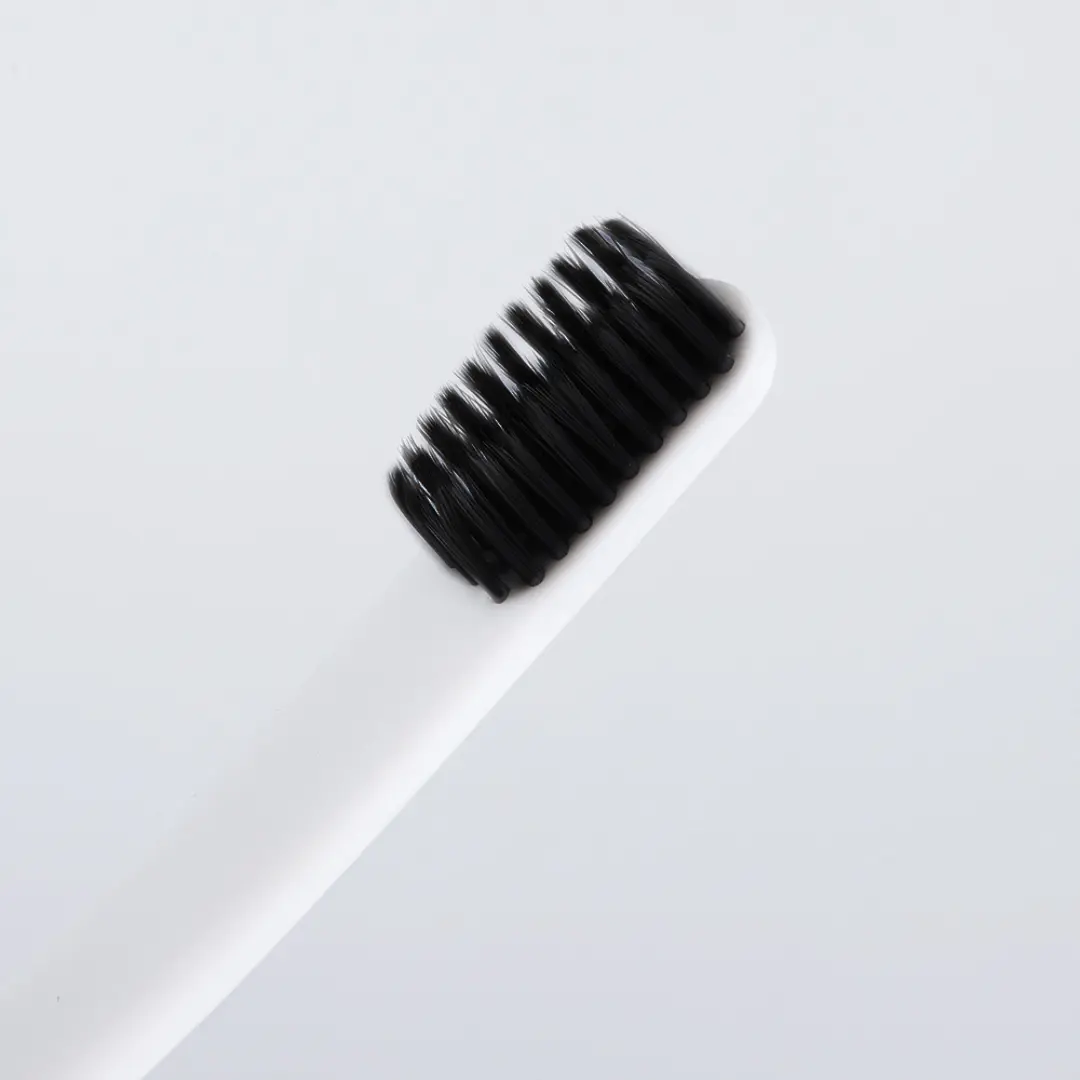 BlancOne® BRUSH – Spazzolino Sbiancante al Carbone Attivo, Colore Nero/Bianco Ids SpA