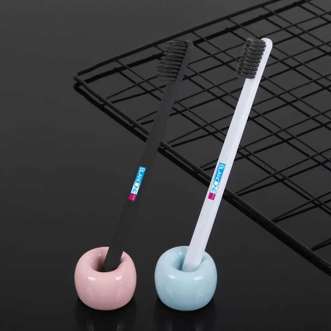 BlancOne® BRUSH – Spazzolino Sbiancante al Carbone Attivo, Colore Nero/Bianco Ids SpA