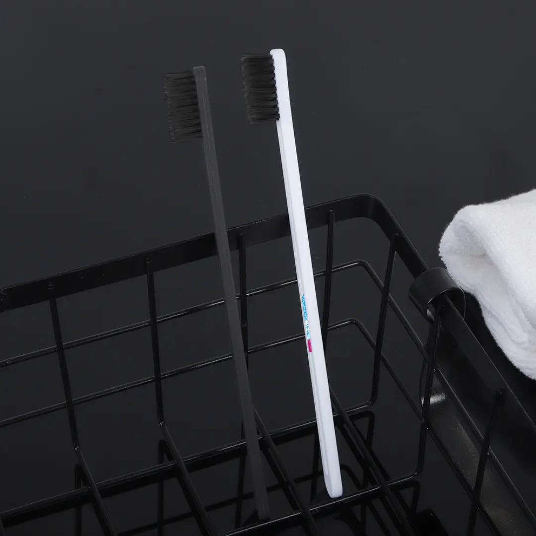 BlancOne® BRUSH – Spazzolino Sbiancante al Carbone Attivo, Colore Nero/Bianco Ids SpA