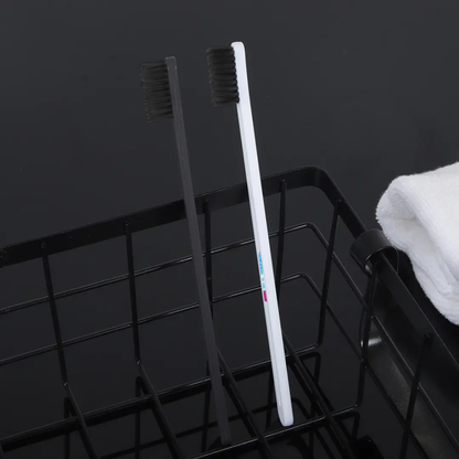 BlancOne® BRUSH – Spazzolino Sbiancante al Carbone Attivo, Colore Nero/Bianco Ids SpA