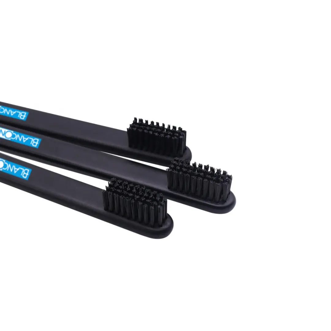 BlancOne® BRUSH – Spazzolino Sbiancante al Carbone Attivo, Colore Nero/Bianco Ids SpA