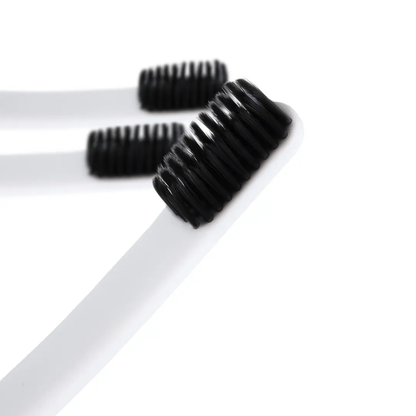 BlancOne® BRUSH – Spazzolino Sbiancante al Carbone Attivo, Colore Nero/Bianco Ids SpA