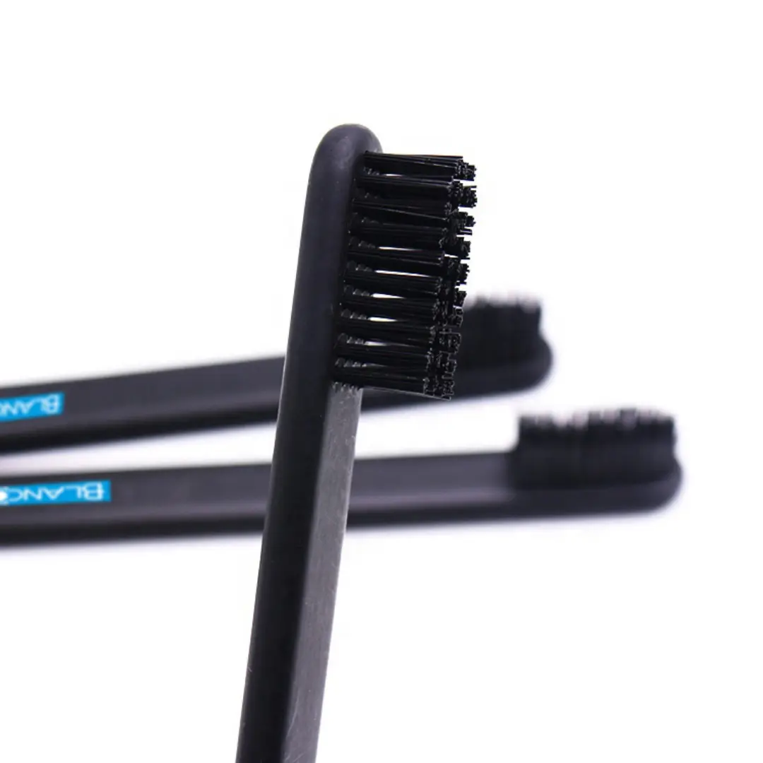 BlancOne® BRUSH – Spazzolino Sbiancante al Carbone Attivo, Colore Nero/Bianco Ids SpA